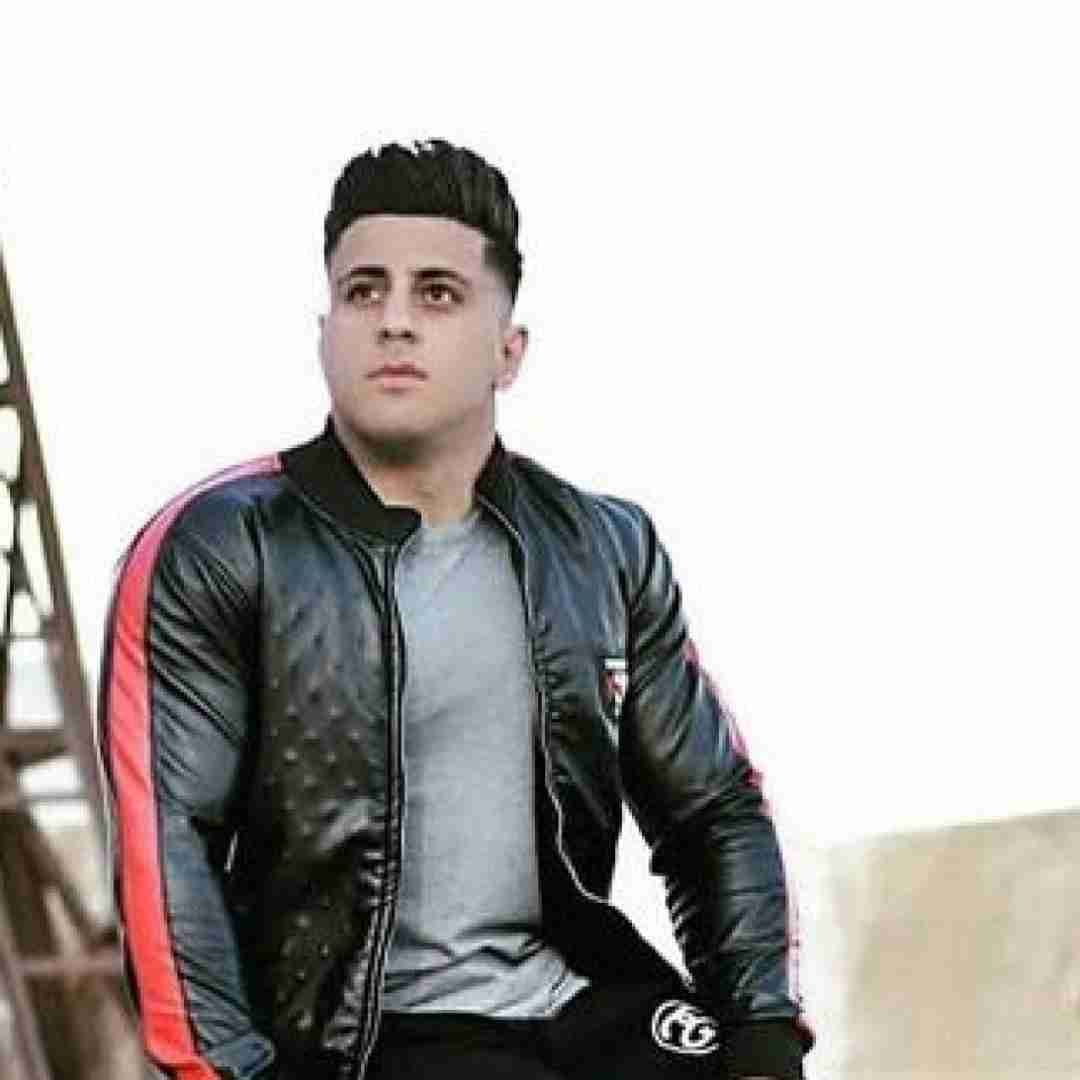 سبحان رستمی همیشه سیگار لای انگشتام مانده رو دیوار