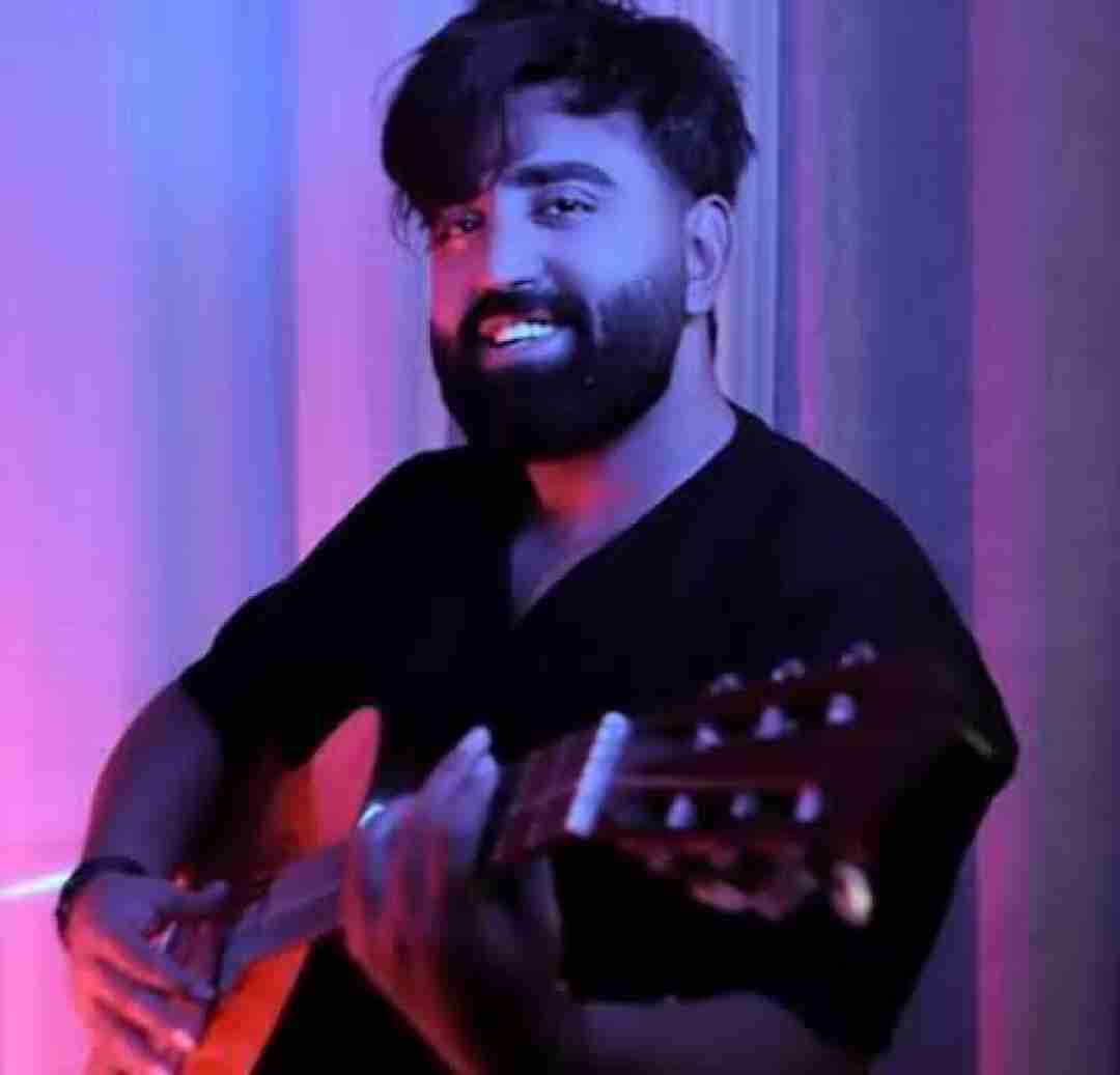 مهرداد تاجیک تو چشات ناز داره والا ماشاالله به موهای مشکیت