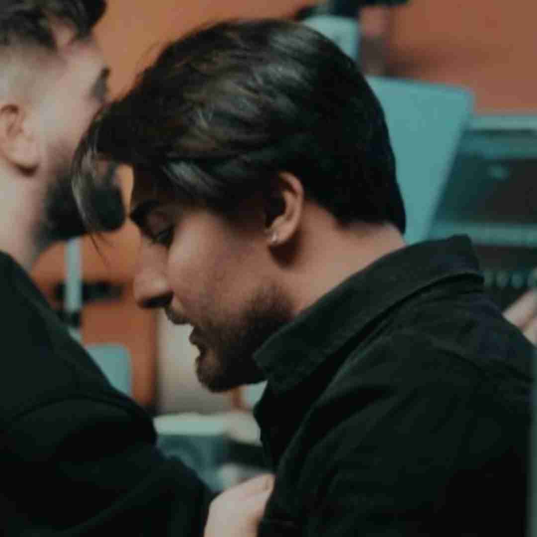 امیر لیام بغض گلوم نمیذاره حرف بزنم