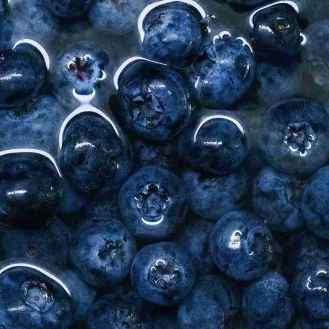 رو به آینه نشستم زخمیه کل دستم با صدای دختر