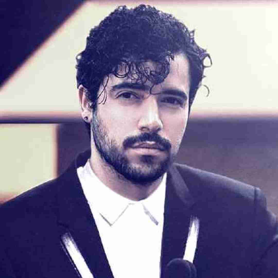 شروین حاجی پور چشماتو ببند کنارتم هنوز چشماتو ببند