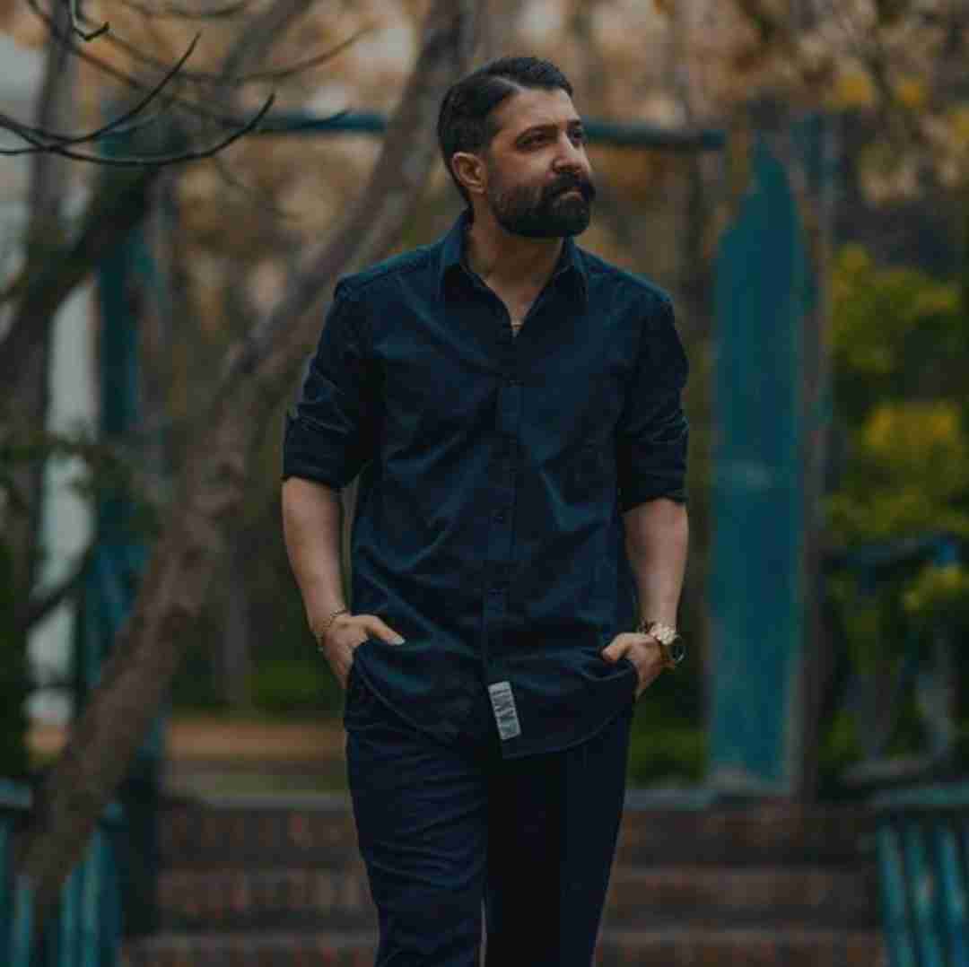 حمید هیراد عاشقانه میزند دل به سینه سنگ تو