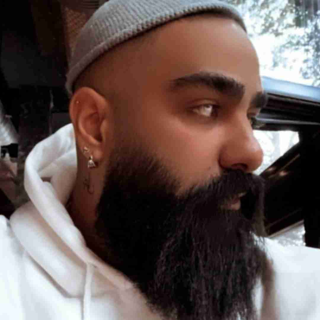 علی میر تاحالا شده که خیره بشی روی قاب عکس