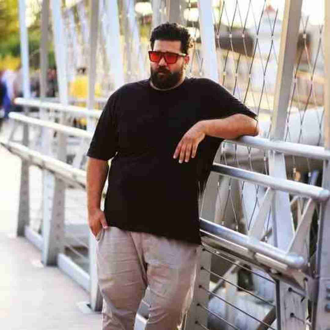 وحید موسوی ﮔﻤﻮﻧﻢ ﻛﻪ داری ﺣﺮم کردیه