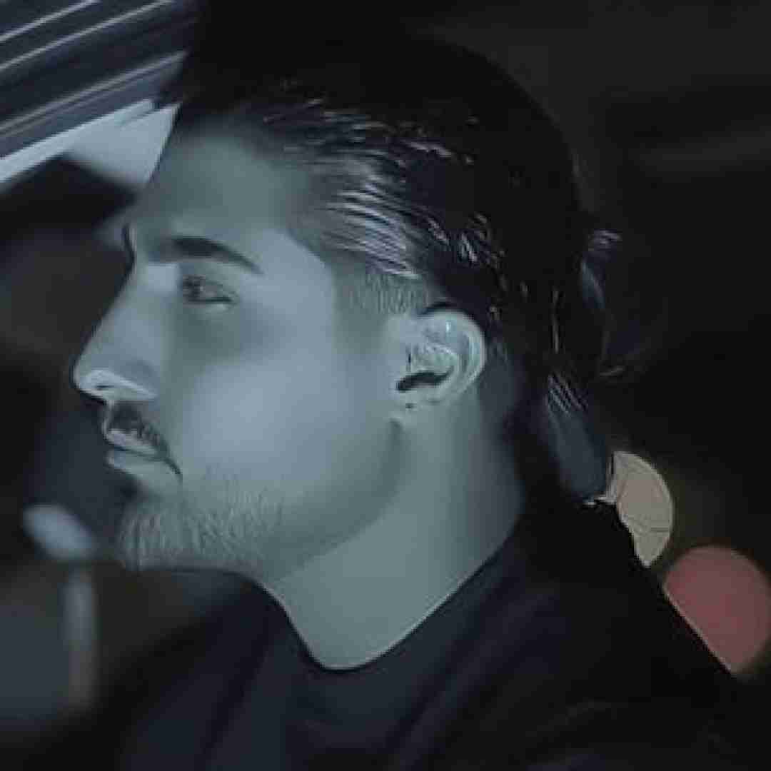 دانلود آهنگ شدم فراموش مه ماندم یه اتاق یه خط خاموش از امیر لیام