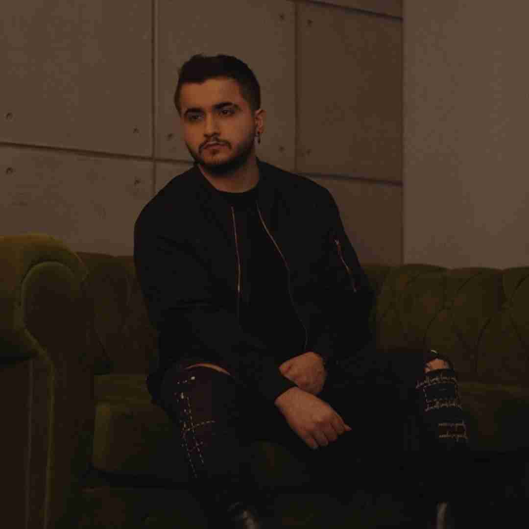 عرشیاس دﻟﺖ ﺗﻨﮕﻪ ﭼﻘﺪ ﺧﻮدم ﺧﻴﻠﻰ ﺗﻮ ﻛﻢ