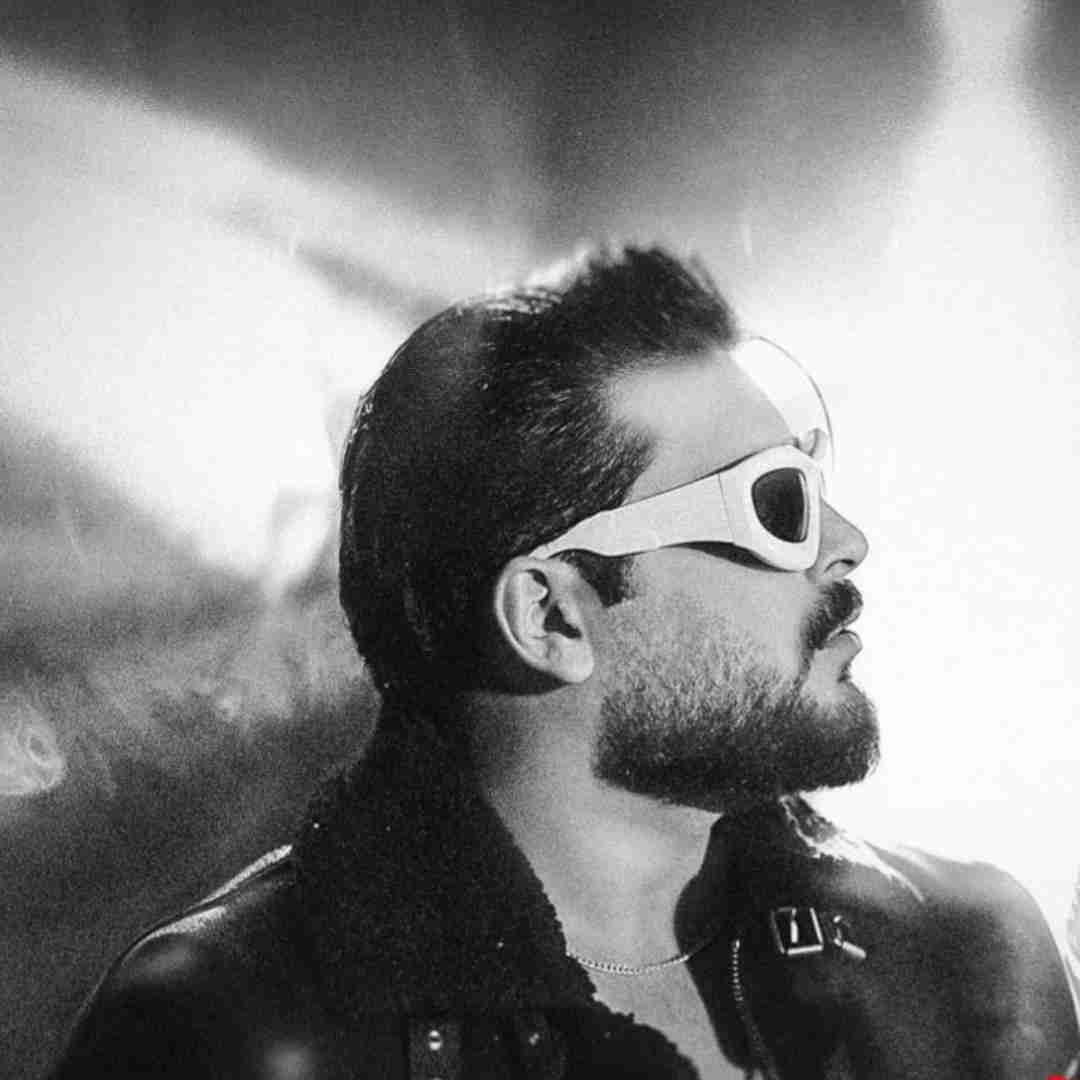 ریوان ساکتو جمع کنم بریم به هیشکی نگیم که با همیم