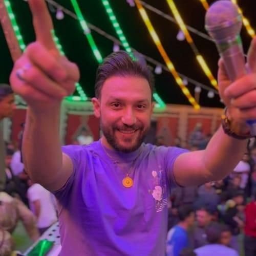 مصطفی ابراهیمی دست کردم دور گردنش یه ماچش بگیرم