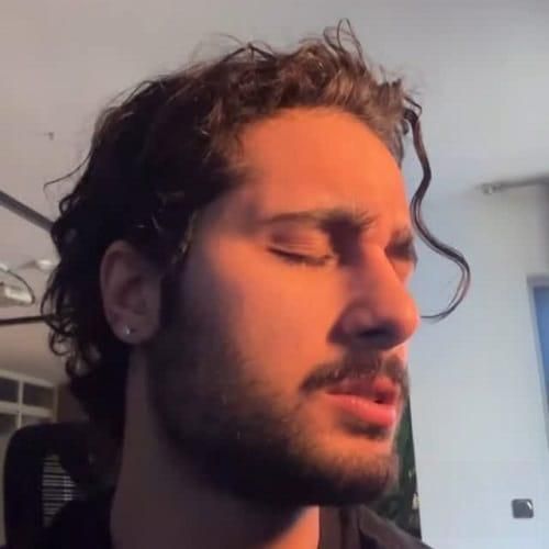 کیسان میشوره صورتمو اشکام ولی من هنو یه بچه تخس سرپام