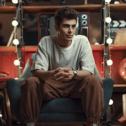 علیها خواب به چشمام نمیاد دل من گریه میخواد